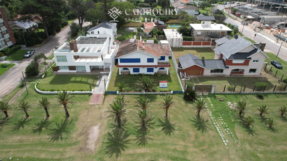 Casa ID.9600/Casa-en-Mansa,-5-dormitorios-ABIERTO-A-NEGOCIOS,-TOMA-TERRENO-O-APARTAMENTOS-.PUEDE-FINANCIAR-40-CON-INTERES - Importante residencia frente al mar en venta.