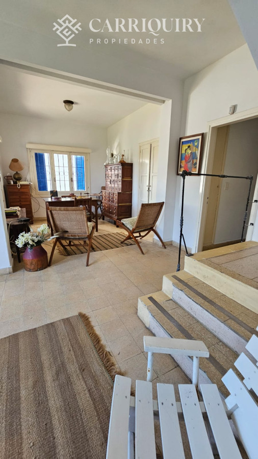 Casa ID.9600/Casa-en-Mansa,-5-dormitorios-ABIERTO-A-NEGOCIOS,-TOMA-TERRENO-O-APARTAMENTOS-.PUEDE-FINANCIAR-40-CON-INTERES - Importante residencia frente al mar en venta.