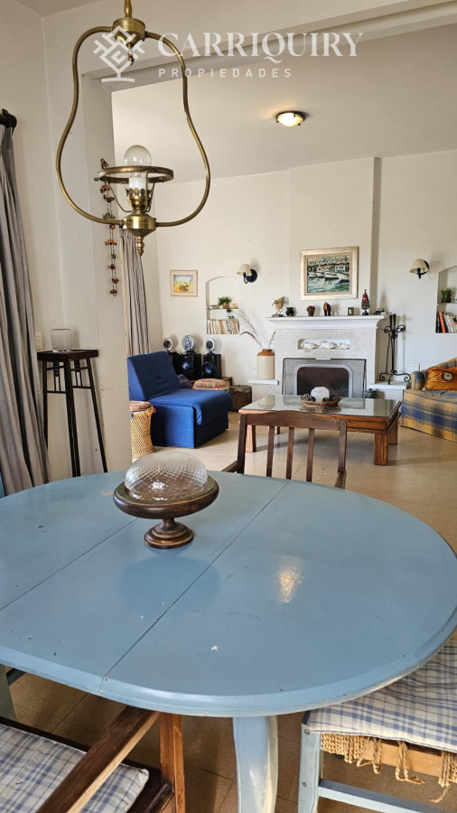 Casa ID.9600/Casa-en-Mansa,-5-dormitorios-ABIERTO-A-NEGOCIOS,-TOMA-TERRENO-O-APARTAMENTOS-.PUEDE-FINANCIAR-40-CON-INTERES - Importante residencia frente al mar en venta.
