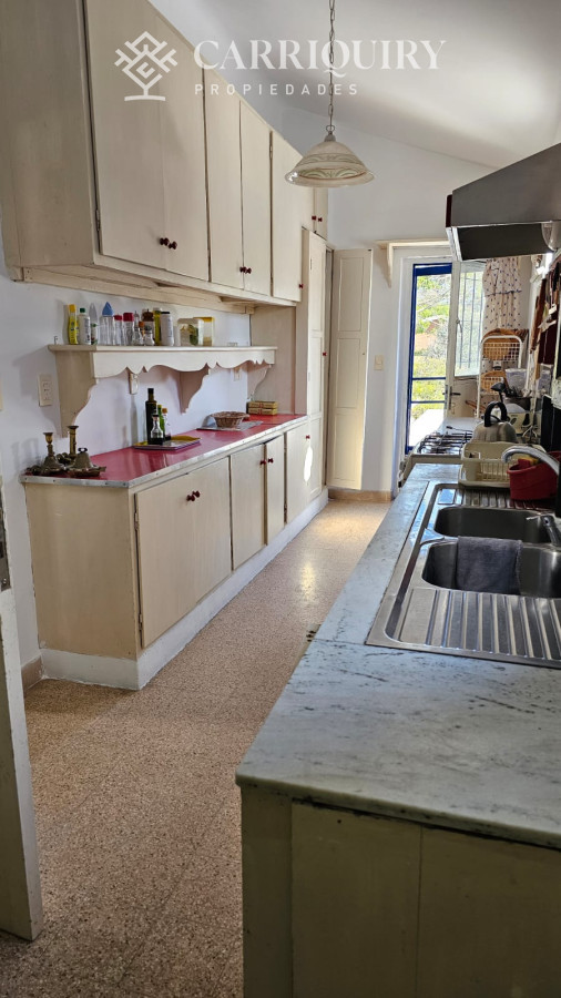 Casa ID.9600/Casa-en-Mansa,-5-dormitorios-ABIERTO-A-NEGOCIOS,-TOMA-TERRENO-O-APARTAMENTOS-.PUEDE-FINANCIAR-40-CON-INTERES - Importante residencia frente al mar en venta.