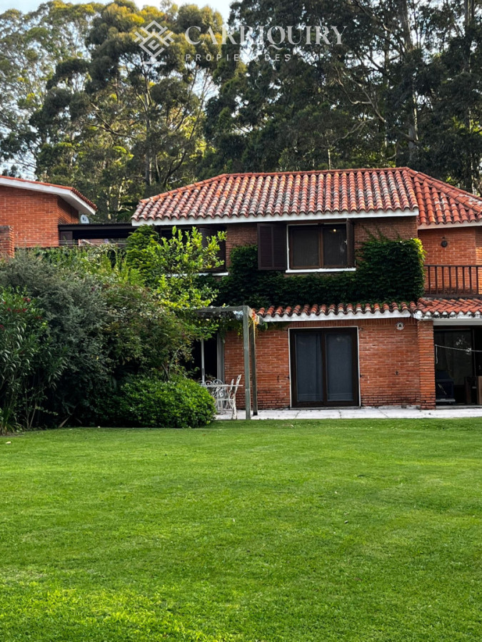 Casa ID.10735/Excelente-chalet-de-5-dormitorios-en-venta-a-pasos-de-Playa-Mansa-Punta-del-Este - Casa a la venta 3 dormitorios en Punta del Este Rincon del indio