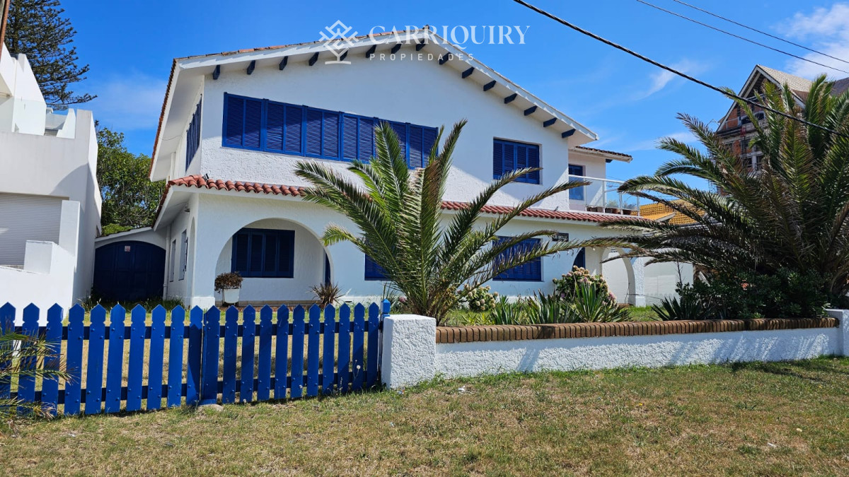 Casa ID.9600/Casa-en-Mansa,-5-dormitorios-ABIERTO-A-NEGOCIOS,-TOMA-TERRENO-O-APARTAMENTOS-.PUEDE-FINANCIAR-40-CON-INTERES - Importante residencia frente al mar en venta.