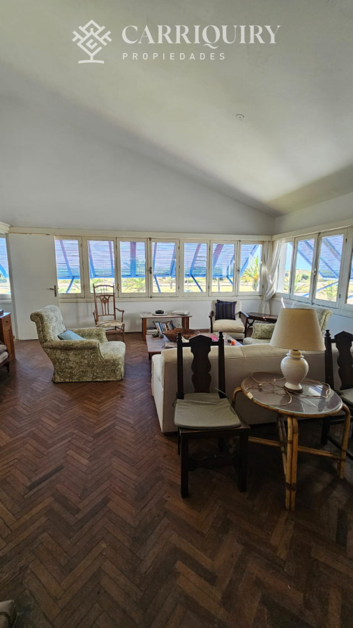 Casa ID.9600/Casa-en-Mansa,-5-dormitorios-ABIERTO-A-NEGOCIOS,-TOMA-TERRENO-O-APARTAMENTOS-.PUEDE-FINANCIAR-40-CON-INTERES - Importante residencia frente al mar en venta.