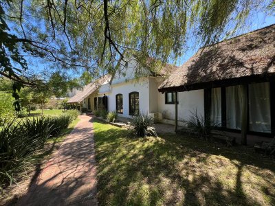 Amplia casa a la venta en Punta del Este de 6 dormitorios en el Tesoro a 200 mts de ruta 10