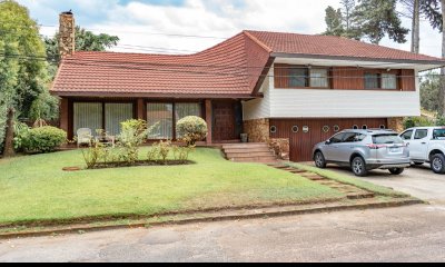 Casa de gran tamaño ubicada en zona de paz y tranquilidad.