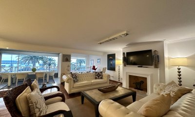 Vende espléndido apartamento de 3 dormitorios, con vista al mar, en Puerto, Punta del Este