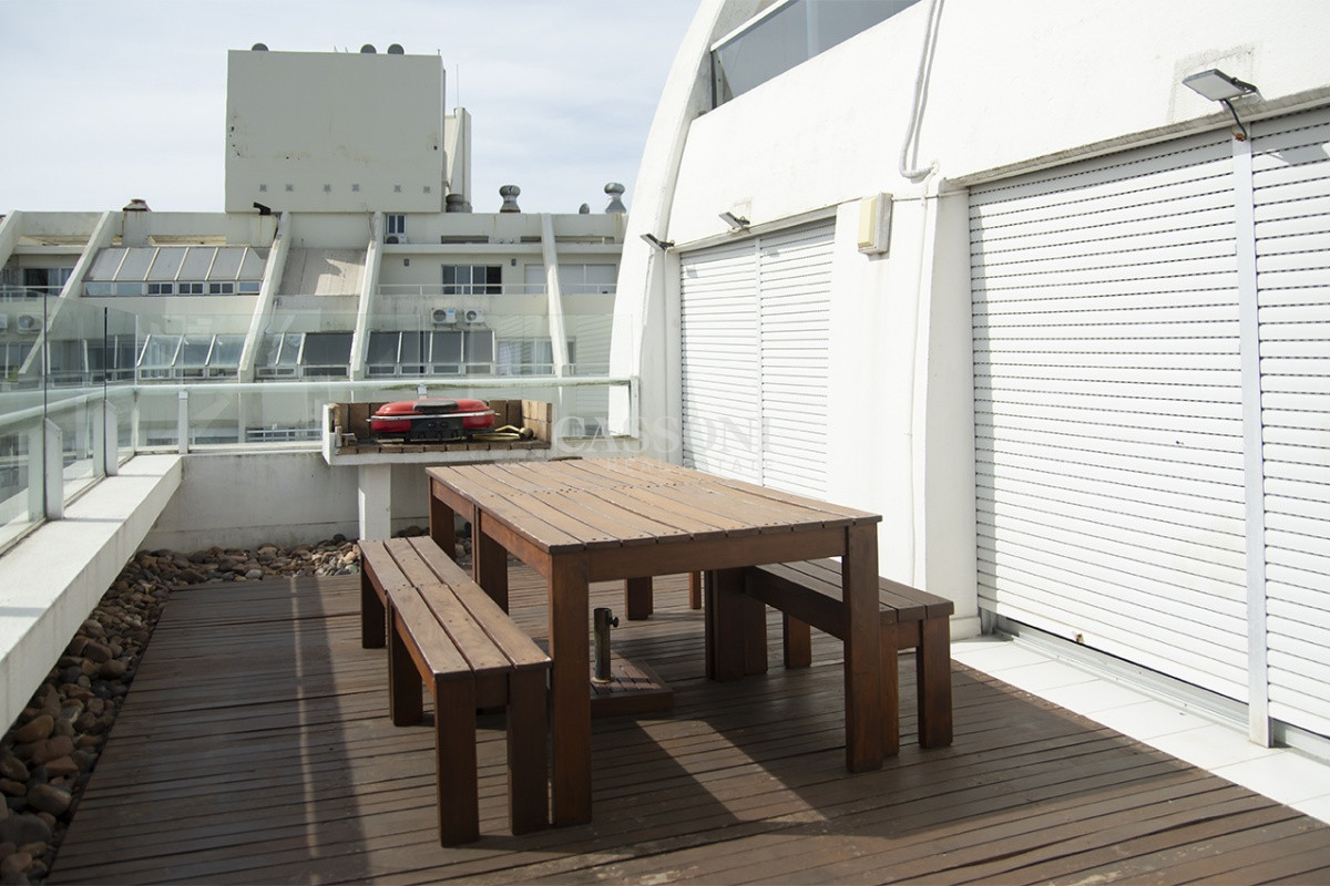 Apartamento ID.4940 - Espectacular Penthouse en venta a pasos del mar. 3 dormitorios + dependencia. Playa Brava.