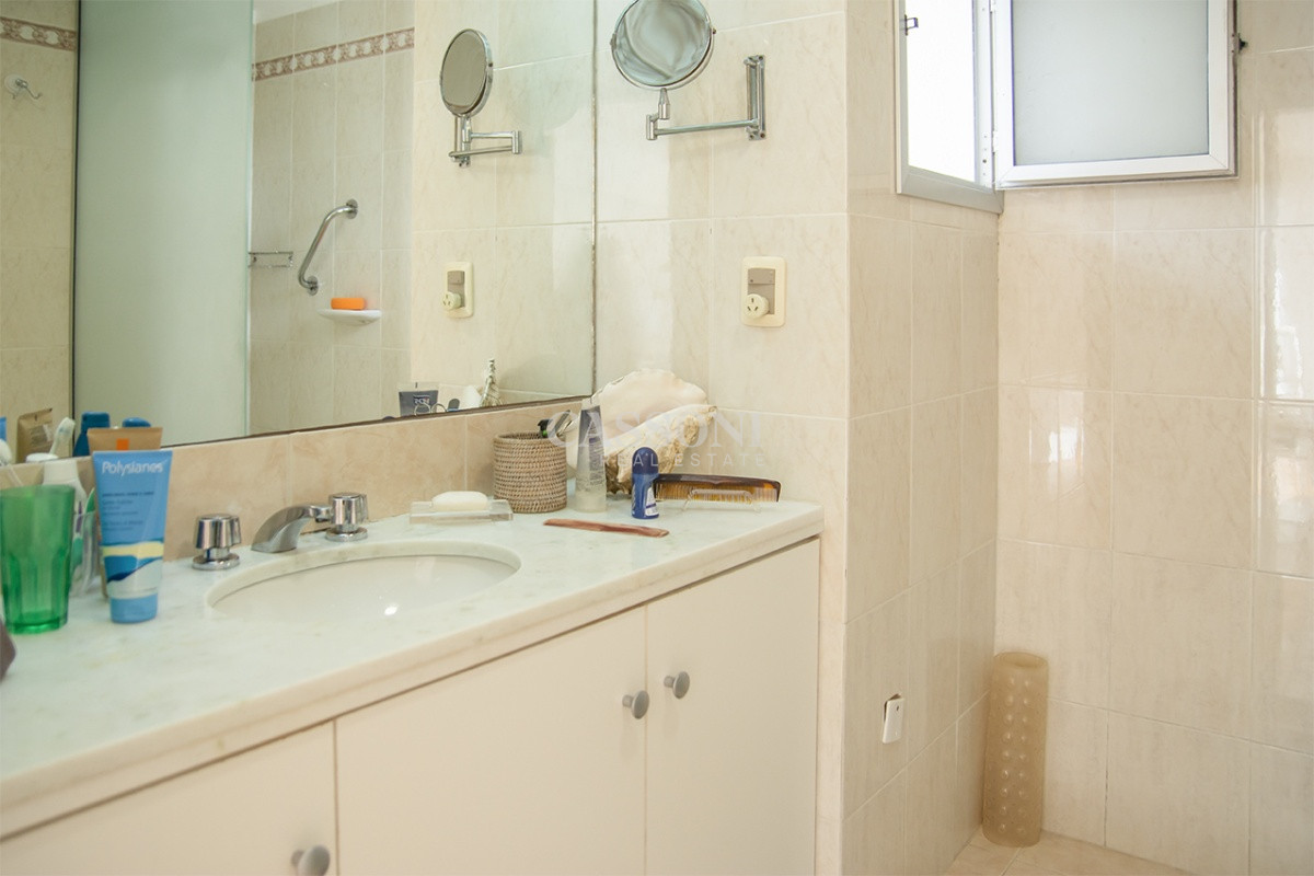 Apartamento ID.4940 - Espectacular Penthouse en venta a pasos del mar. 3 dormitorios + dependencia. Playa Brava.