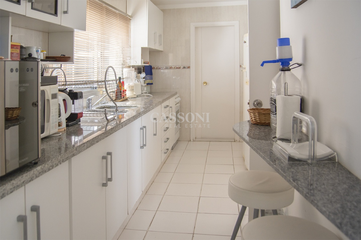 Apartamento ID.4940 - Espectacular Penthouse en venta a pasos del mar. 3 dormitorios + dependencia. Playa Brava.