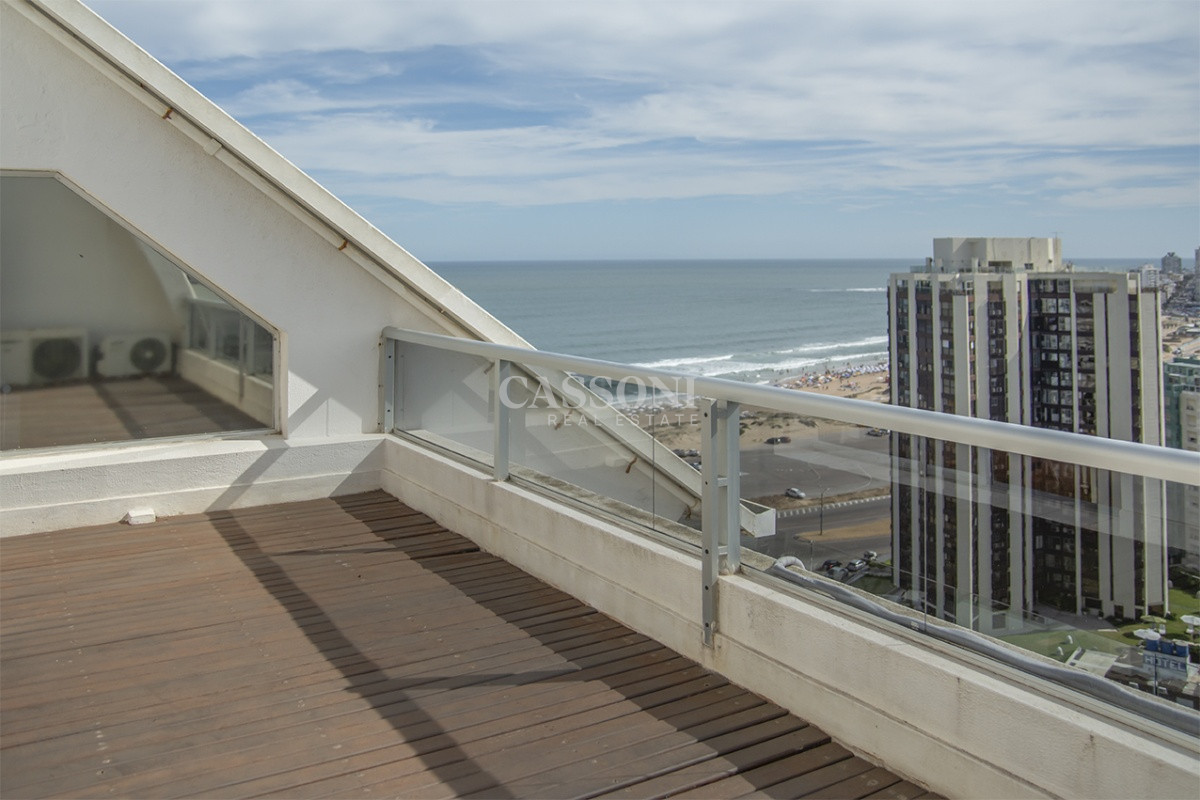 Apartamento ID.4940 - Espectacular Penthouse en venta a pasos del mar. 3 dormitorios + dependencia. Playa Brava.
