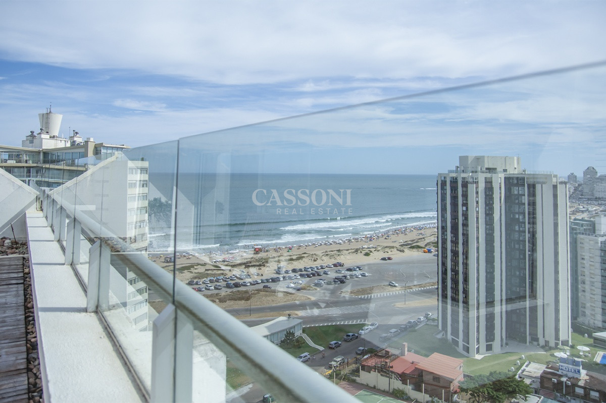 Apartamento ID.4940 - Espectacular Penthouse en venta a pasos del mar. 3 dormitorios + dependencia. Playa Brava.