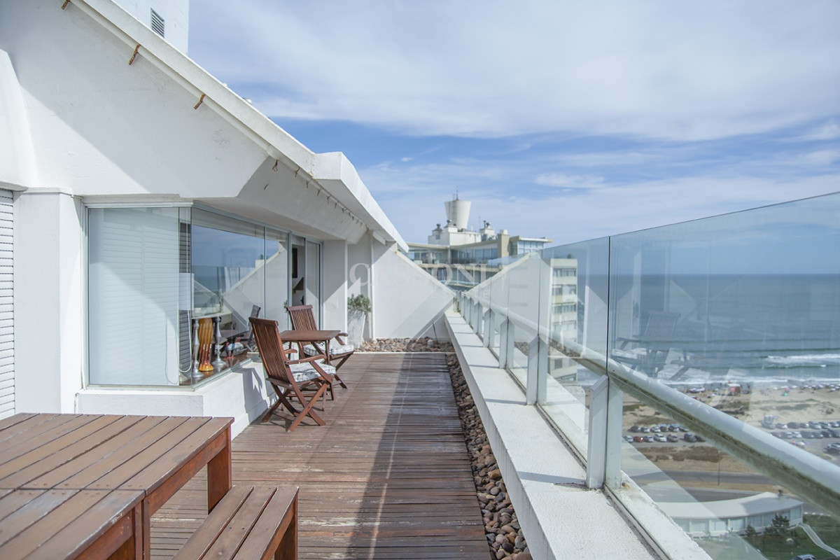 Apartamento ID.4940 - Espectacular Penthouse en venta a pasos del mar. 3 dormitorios + dependencia. Playa Brava.