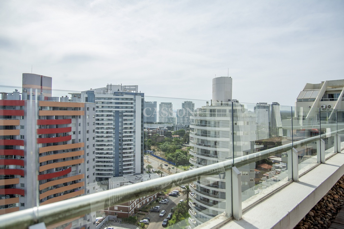 Apartamento ID.4940 - Espectacular Penthouse en venta a pasos del mar. 3 dormitorios + dependencia. Playa Brava.