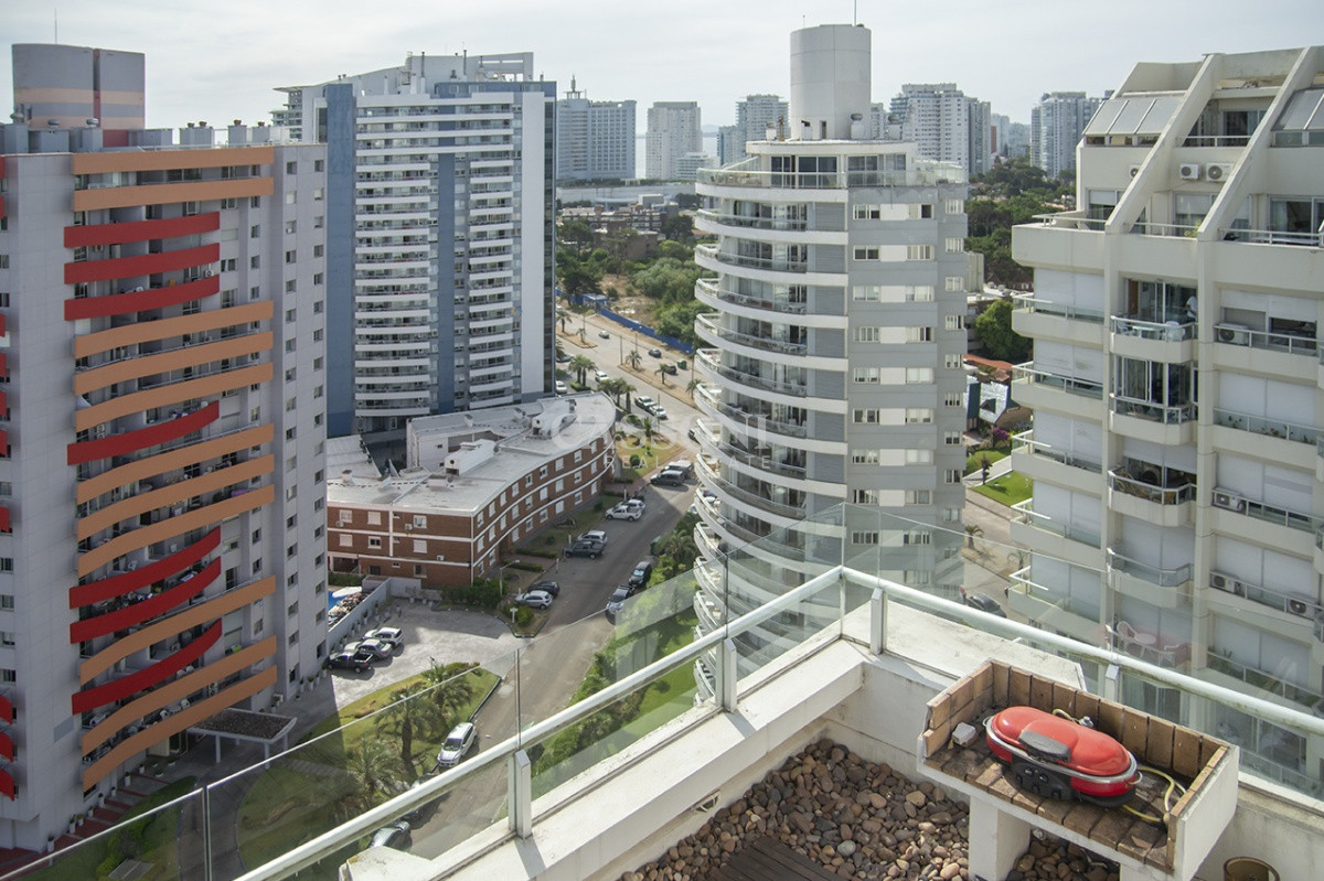 Apartamento ID.4940 - Espectacular Penthouse en venta a pasos del mar. 3 dormitorios + dependencia. Playa Brava.