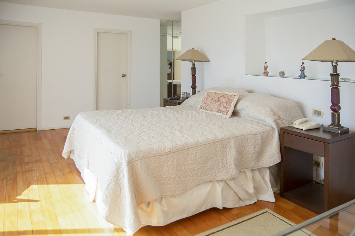 Apartamento ID.4940 - Espectacular Penthouse en venta a pasos del mar. 3 dormitorios + dependencia. Playa Brava.