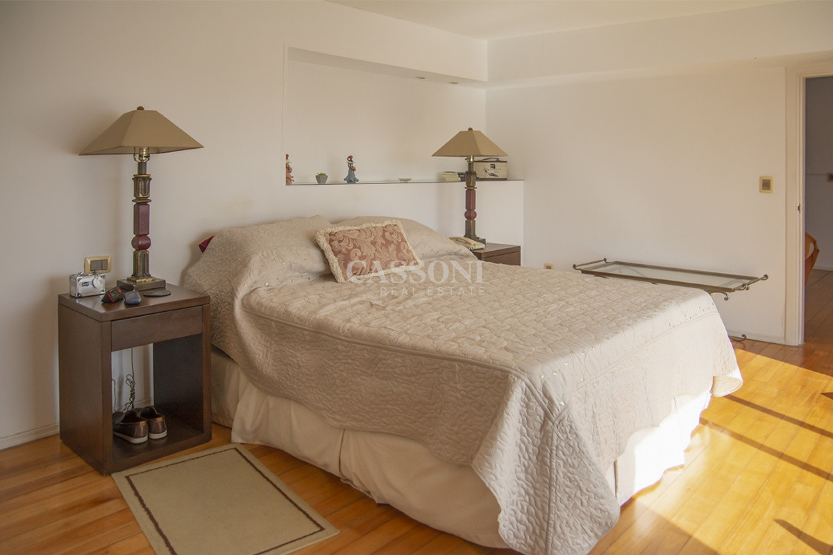 Apartamento ID.4940 - Espectacular Penthouse en venta a pasos del mar. 3 dormitorios + dependencia. Playa Brava.