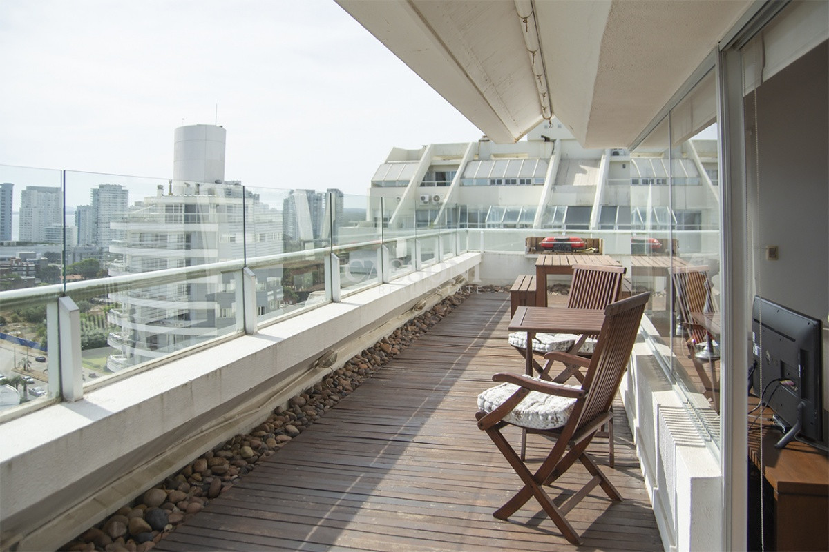 Apartamento ID.4940 - Espectacular Penthouse en venta a pasos del mar. 3 dormitorios + dependencia. Playa Brava.