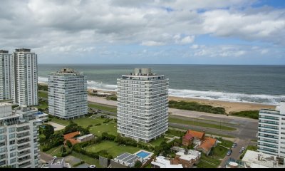 Vende apartamento de 3 dormitorios en Wind Tower, piso alto con vista al mar , Punta del Este