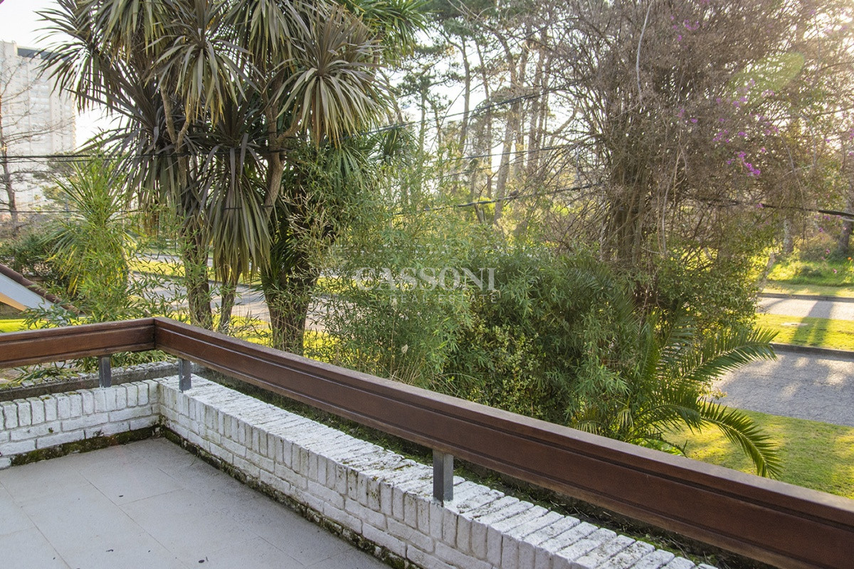 Casa ID.4868 - Casa a la venta en playa mansa Punta Del Este, gran tamaño ubicada en zona privilegiada.
