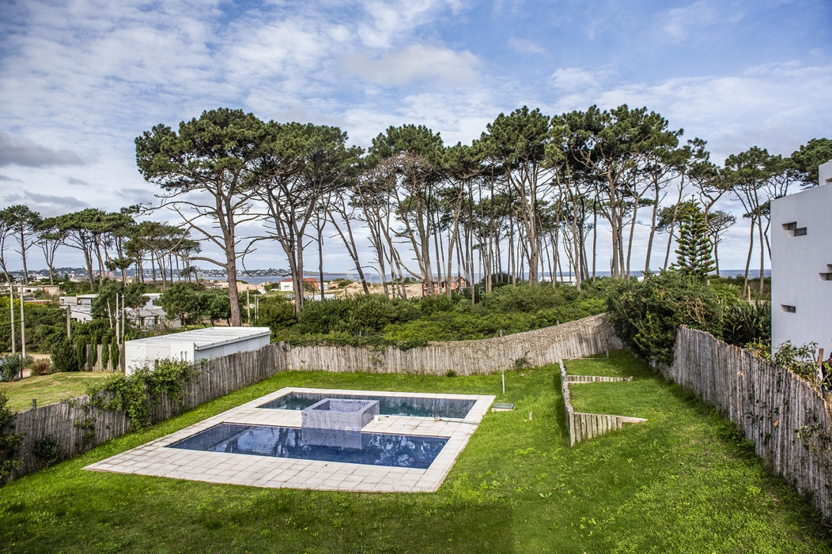Casa ID.2424 - Casa en Venta de 4 dormitorios en Chihuahua , Punta del este 