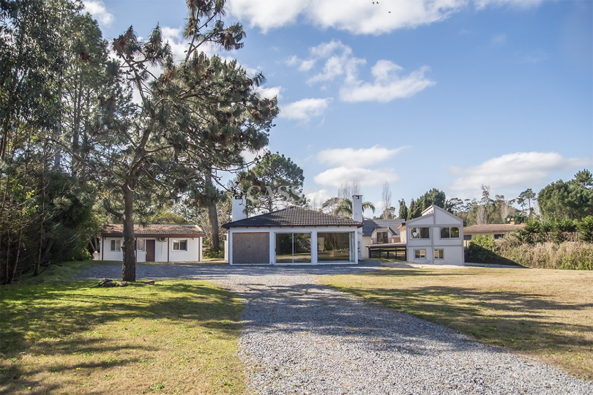 Casa ID.4867 - Espaciosa Casa en Barrio Privado de 6 dorm y piscina en Punta del Este