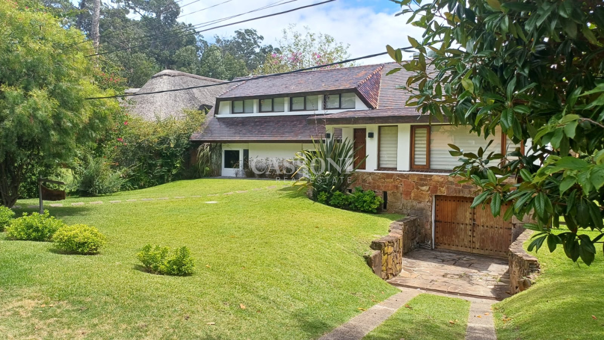 Casa ID.4871 - Vende gran casa para vivir todo el año, de 3 dormitorios en Punta del Este 