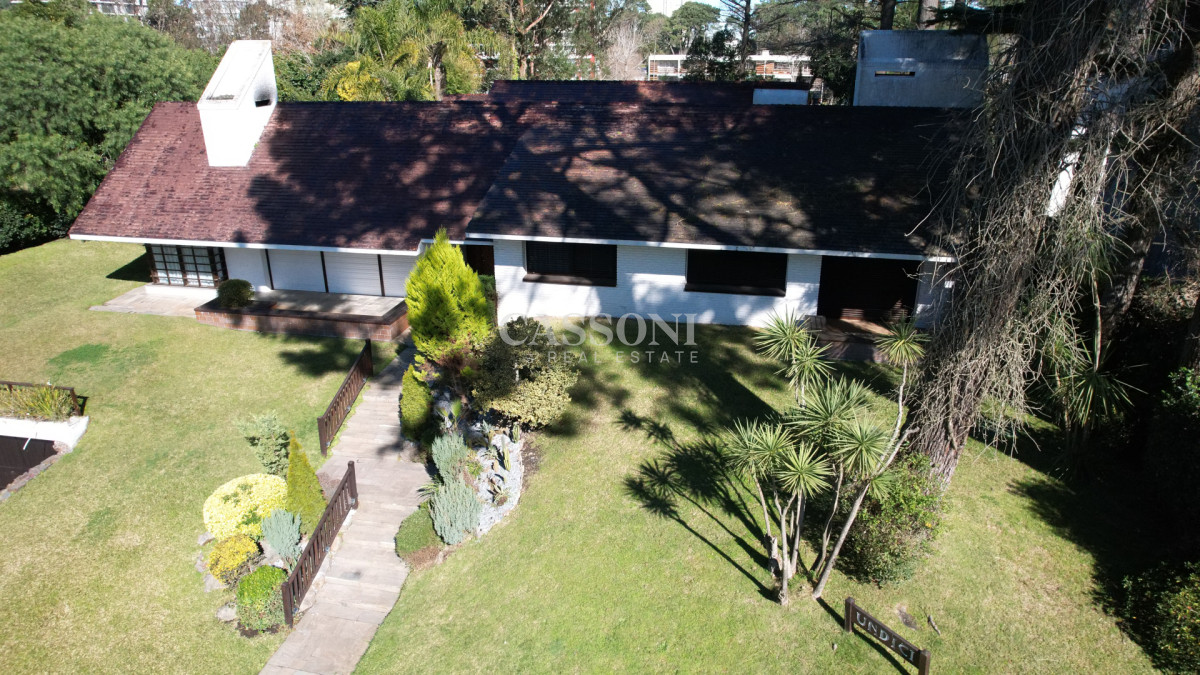 Casa ID.4852 - Muy buena propiedad en venta, 5 dormitorios en barrio Cantegril, Punta del Este 