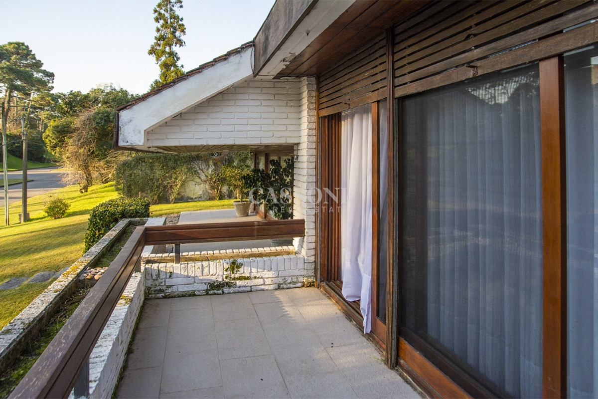 Casa ID.4868 - Casa a la venta en playa mansa Punta Del Este, gran tamaño ubicada en zona privilegiada.