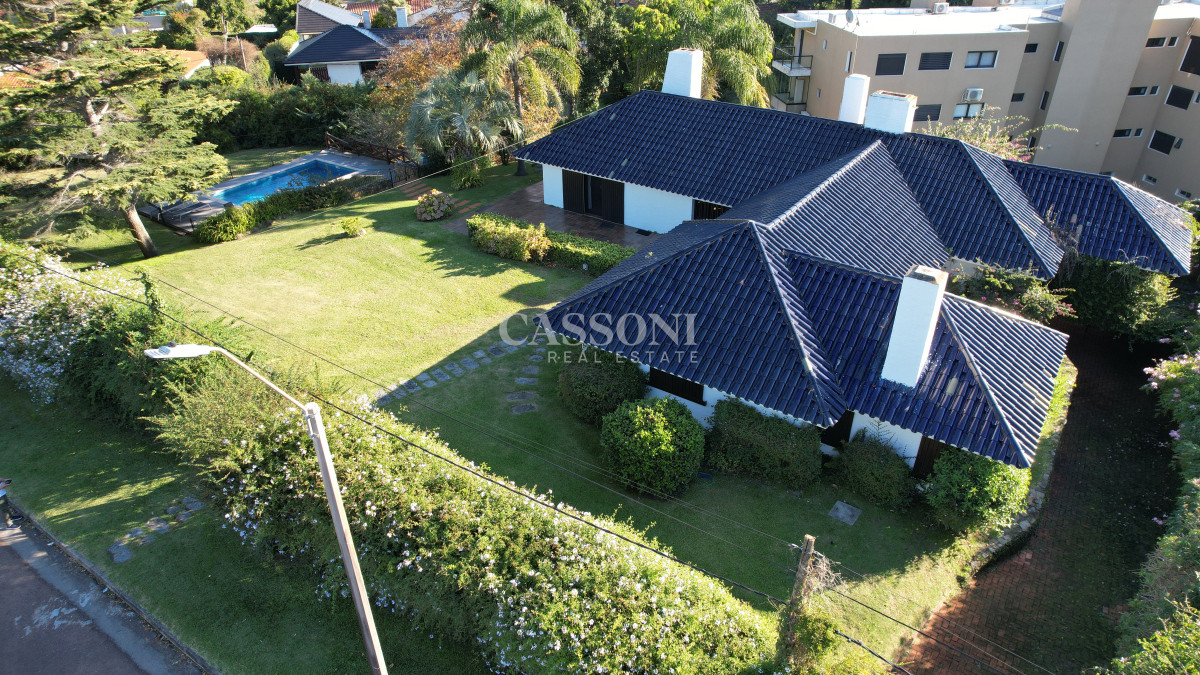 Casa ID.4865 - Espectacular casa en Playa Mansa, a metros del mar. Punta del Este