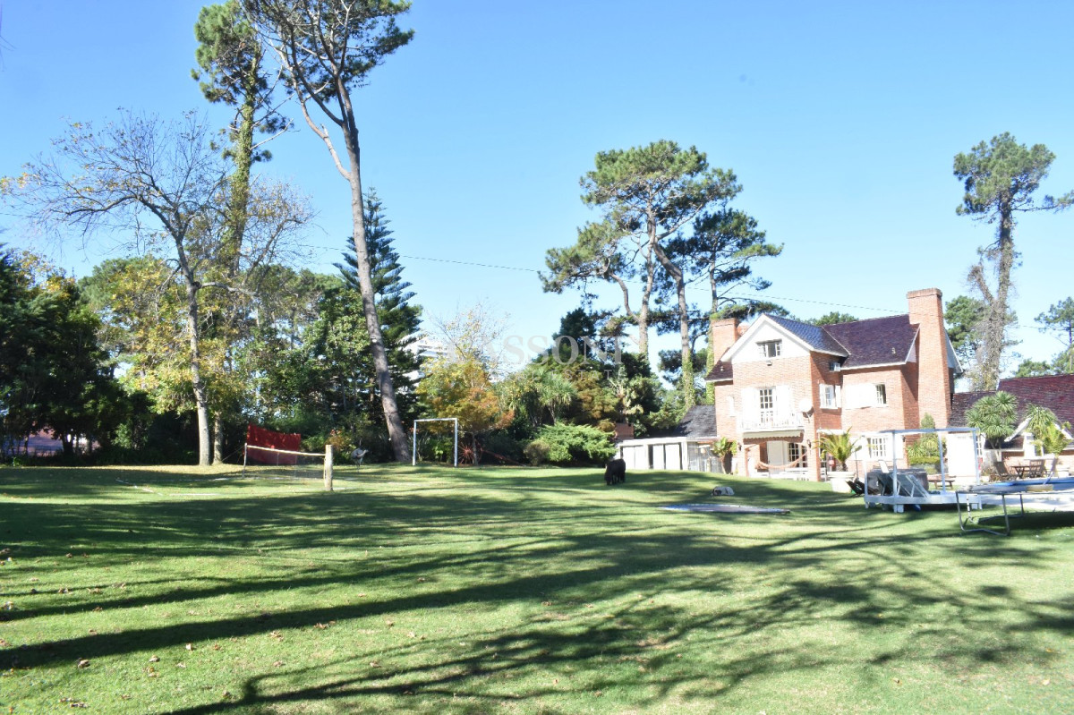 Casa ID.4853 - Vende casa espectacular en playa mansa , Punta del Este 