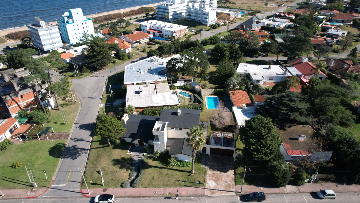 Casa ID.4855 - VENDE CASA DE 4 DORMITORIOS EN EXCELENTE ESTADO, PLAYA MANSA, PUNTA DEL ESTE 