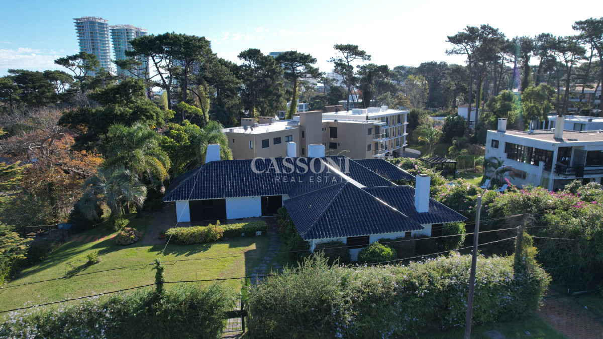 Casa ID.4865 - Espectacular casa en Playa Mansa, a metros del mar. Punta del Este