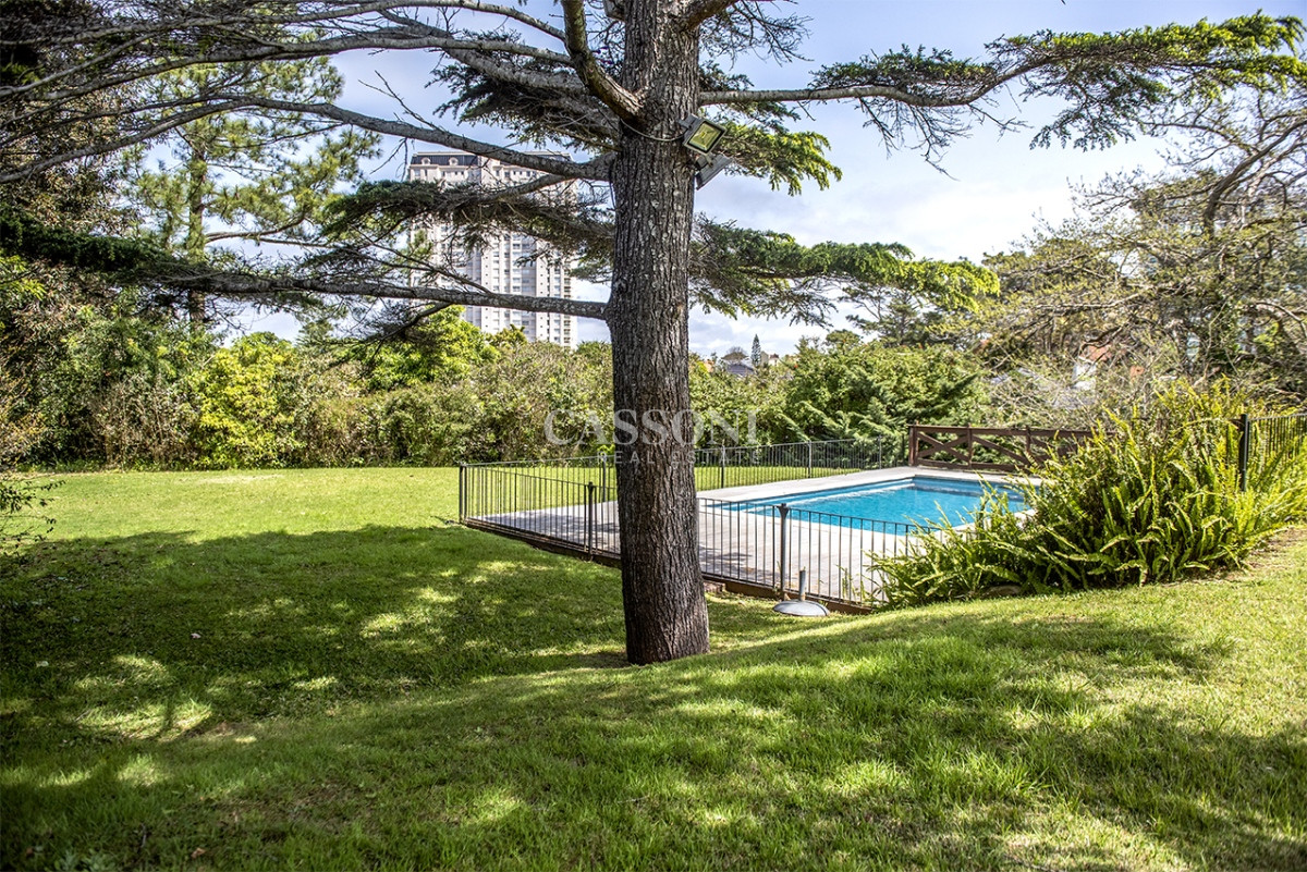 Casa ID.4865 - Espectacular casa en Playa Mansa, a metros del mar. Punta del Este