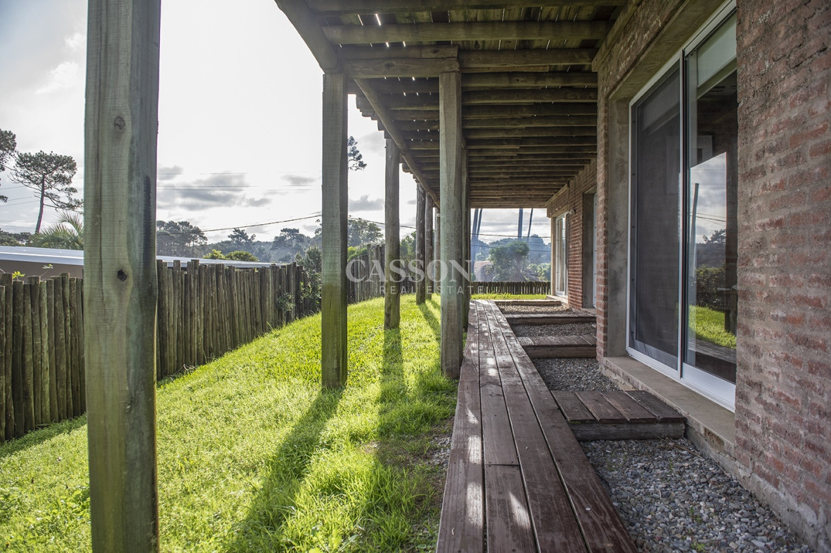 Casa ID.2424 - Casa en Venta de 4 dormitorios en Chihuahua , Punta del este 