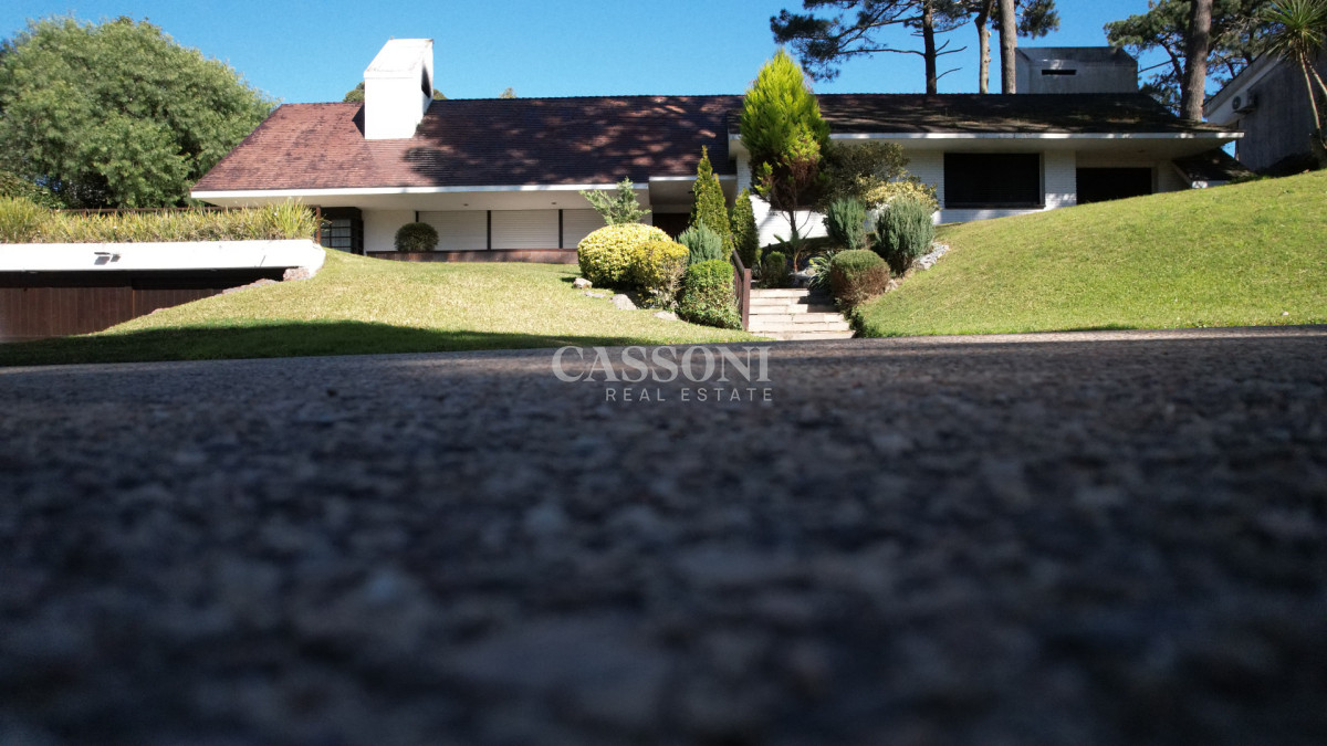 Casa ID.4852 - Muy buena propiedad en venta, 5 dormitorios en barrio Cantegril, Punta del Este 