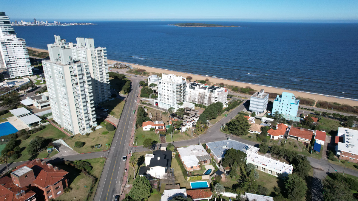 Casa ID.4855 - VENDE CASA DE 4 DORMITORIOS EN EXCELENTE ESTADO, PLAYA MANSA, PUNTA DEL ESTE 