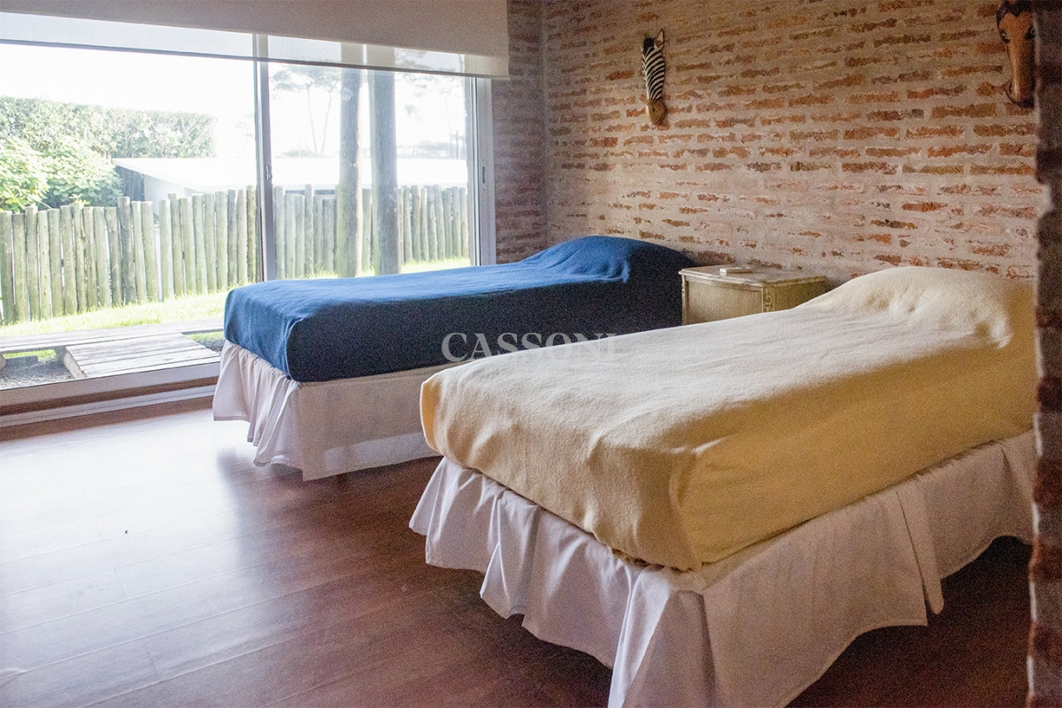Casa ID.2424 - Casa en Venta de 4 dormitorios en Chihuahua , Punta del este 