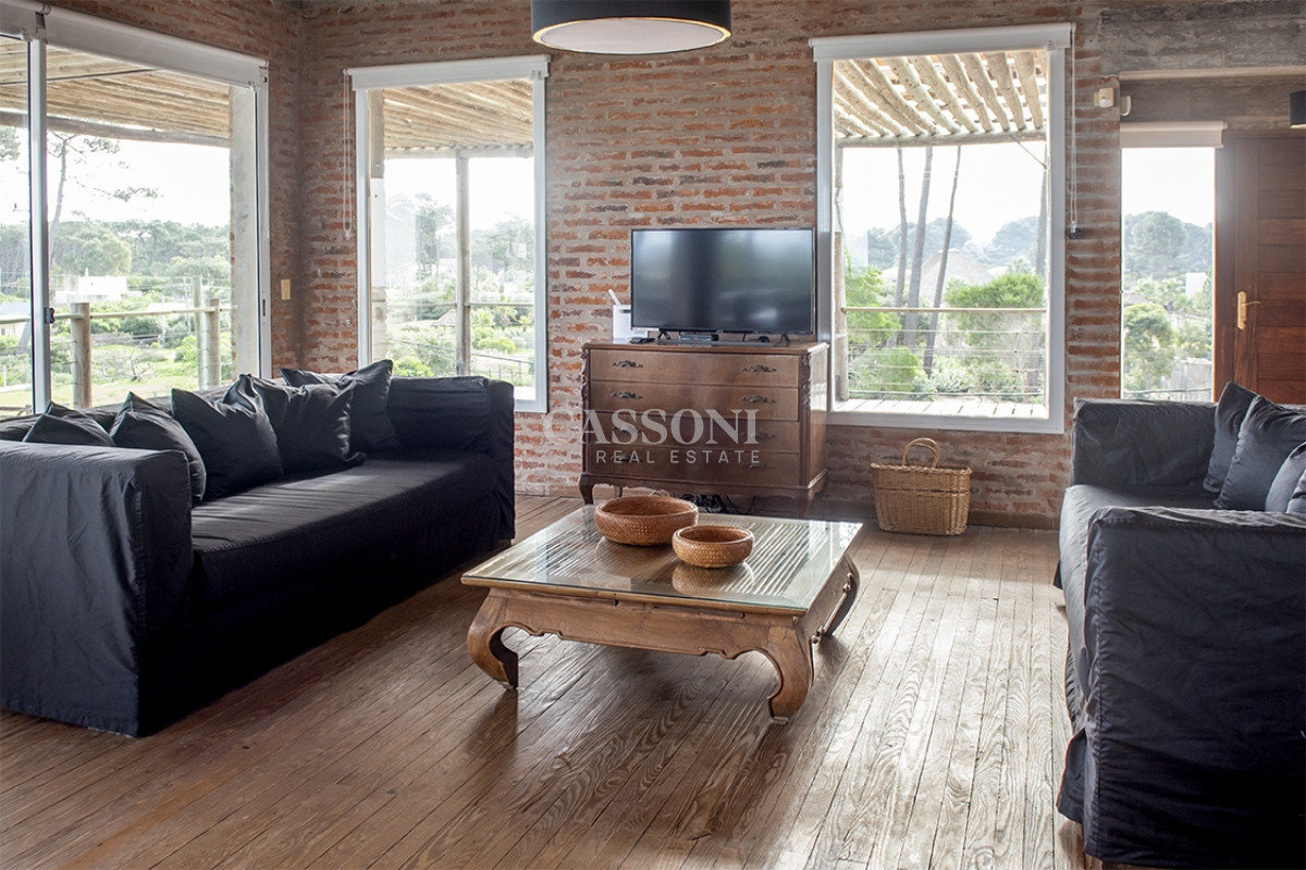 Casa ID.2424 - Casa en Venta de 4 dormitorios en Chihuahua , Punta del este 