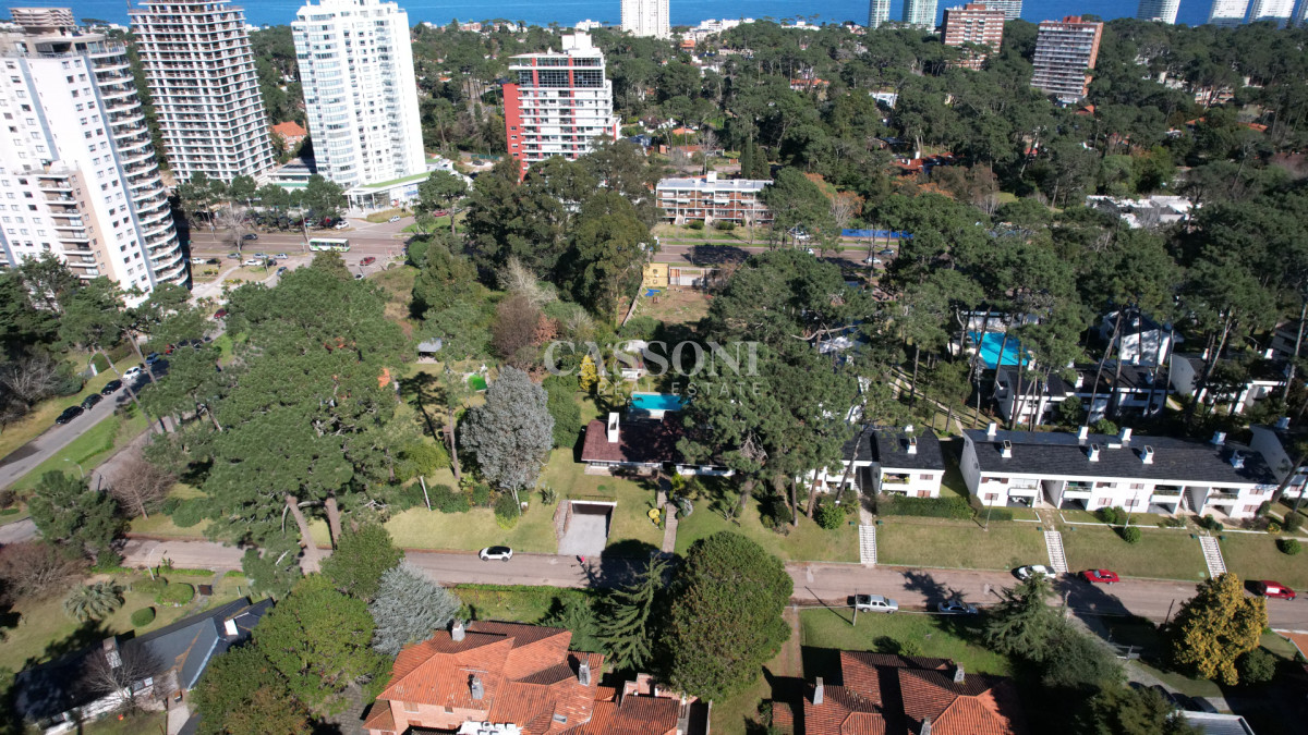 Casa ID.4852 - Muy buena propiedad en venta, 5 dormitorios en barrio Cantegril, Punta del Este 