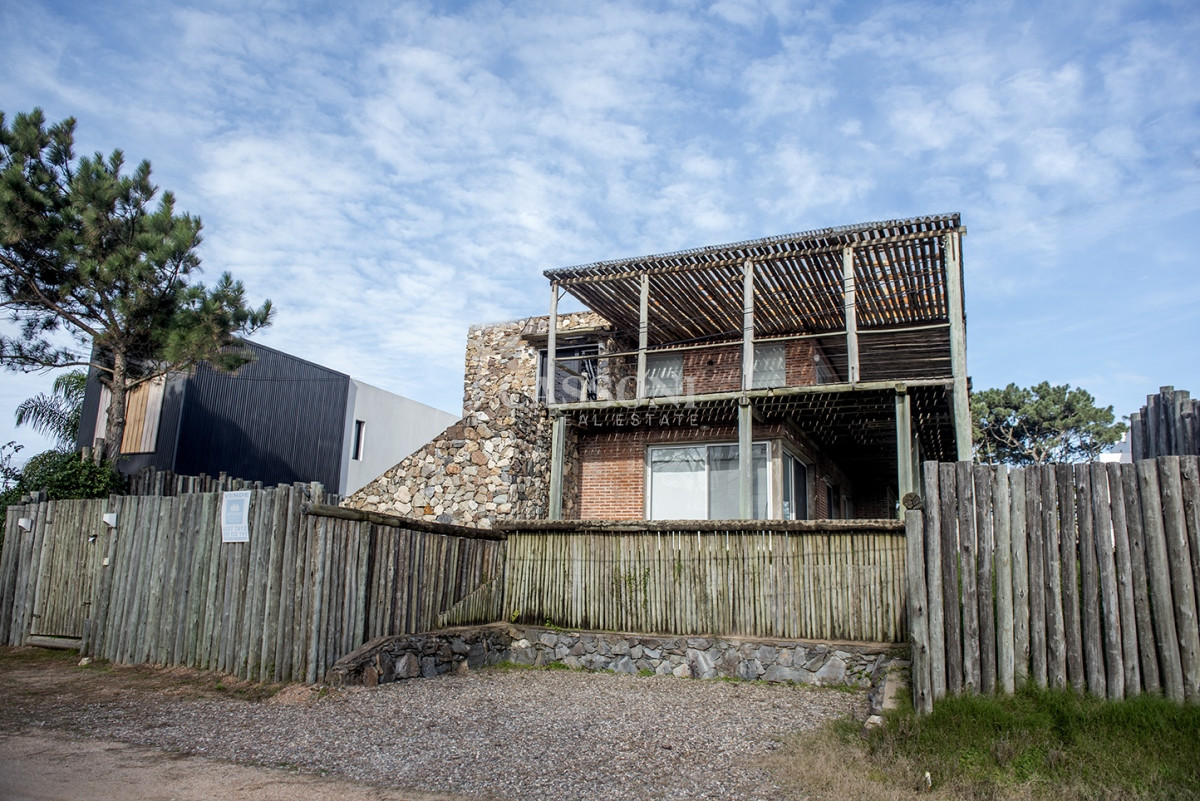 Casa ID.2424 - Casa en Venta de 4 dormitorios en Chihuahua , Punta del este 