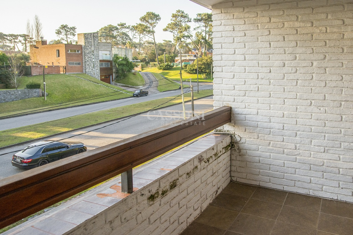 Casa ID.4868 - Casa a la venta en playa mansa Punta Del Este, gran tamaño ubicada en zona privilegiada.