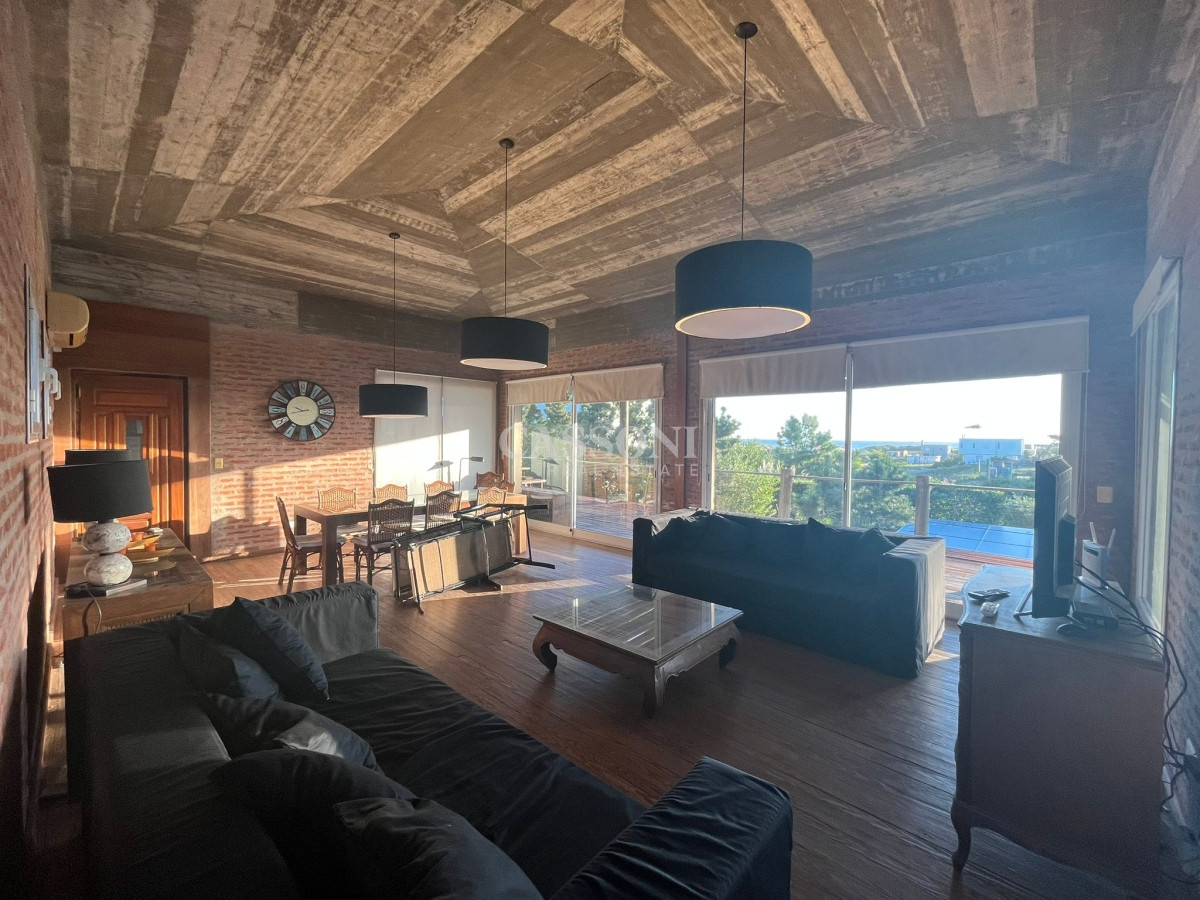 Casa ID.2424 - Casa en Venta de 4 dormitorios en Chihuahua , Punta del este 