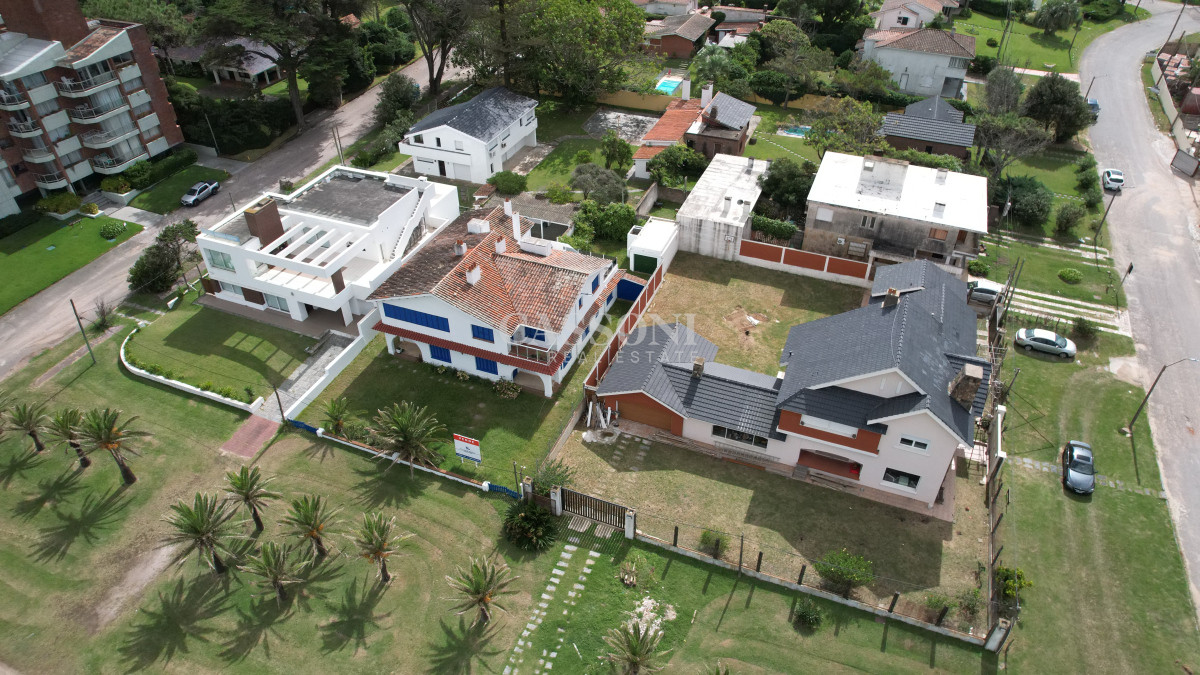 Casa ID.3801 - Importante residencia frente al mar en venta.