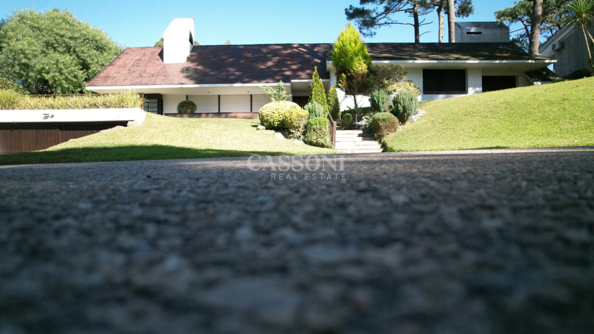 Casa ID.4852 - Muy buena propiedad en venta, 5 dormitorios en barrio Cantegril, Punta del Este 