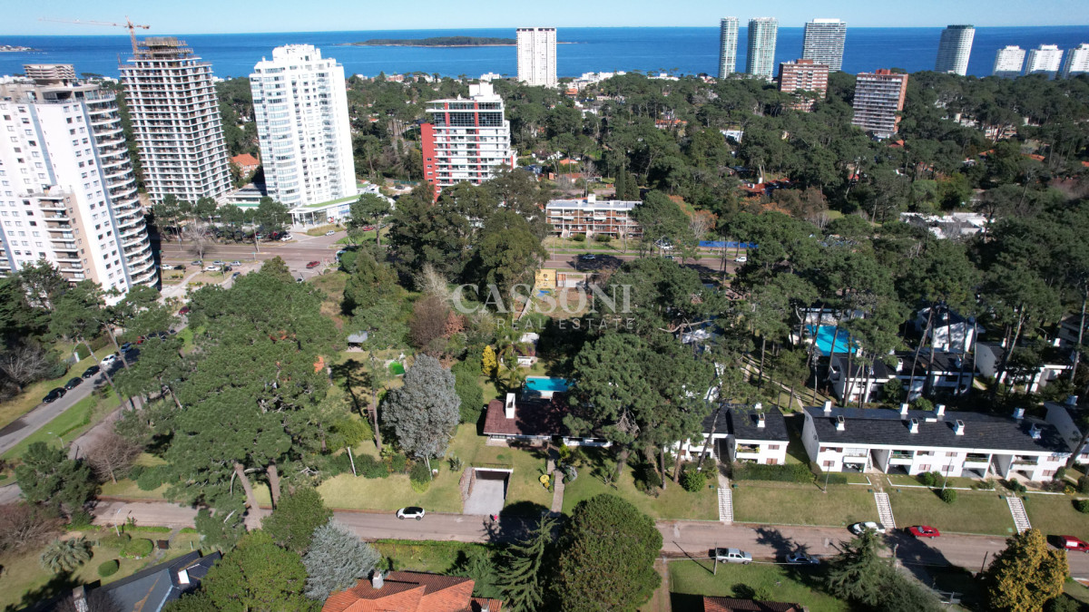 Casa ID.4852 - Muy buena propiedad en venta, 5 dormitorios en barrio Cantegril, Punta del Este 