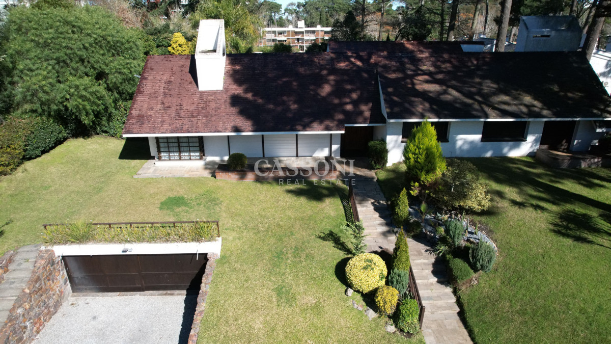 Casa ID.4852 - Muy buena propiedad en venta, 5 dormitorios en barrio Cantegril, Punta del Este 