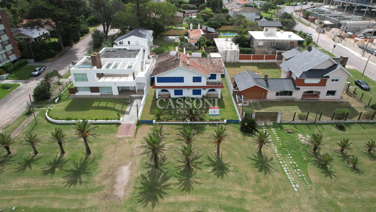 Casa ID.3801 - Importante residencia frente al mar en venta.