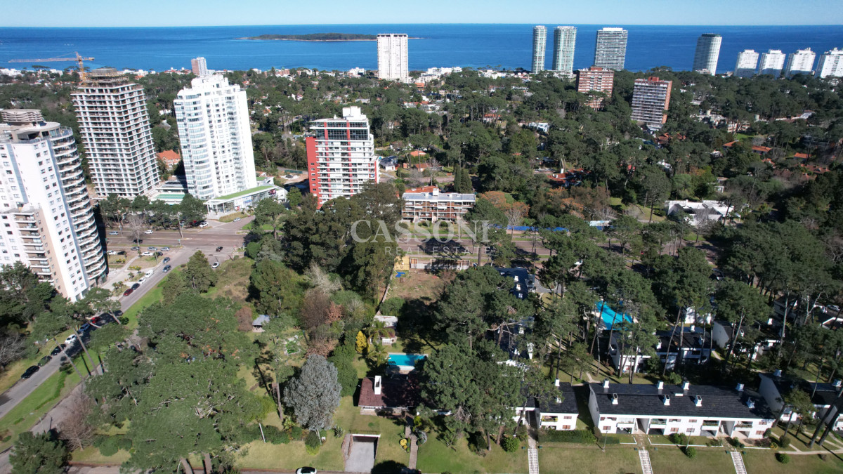 Casa ID.4852 - Muy buena propiedad en venta, 5 dormitorios en barrio Cantegril, Punta del Este 
