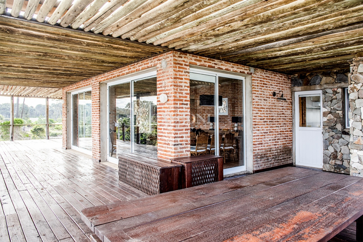 Casa ID.2424 - Casa en Venta de 4 dormitorios en Chihuahua , Punta del este 