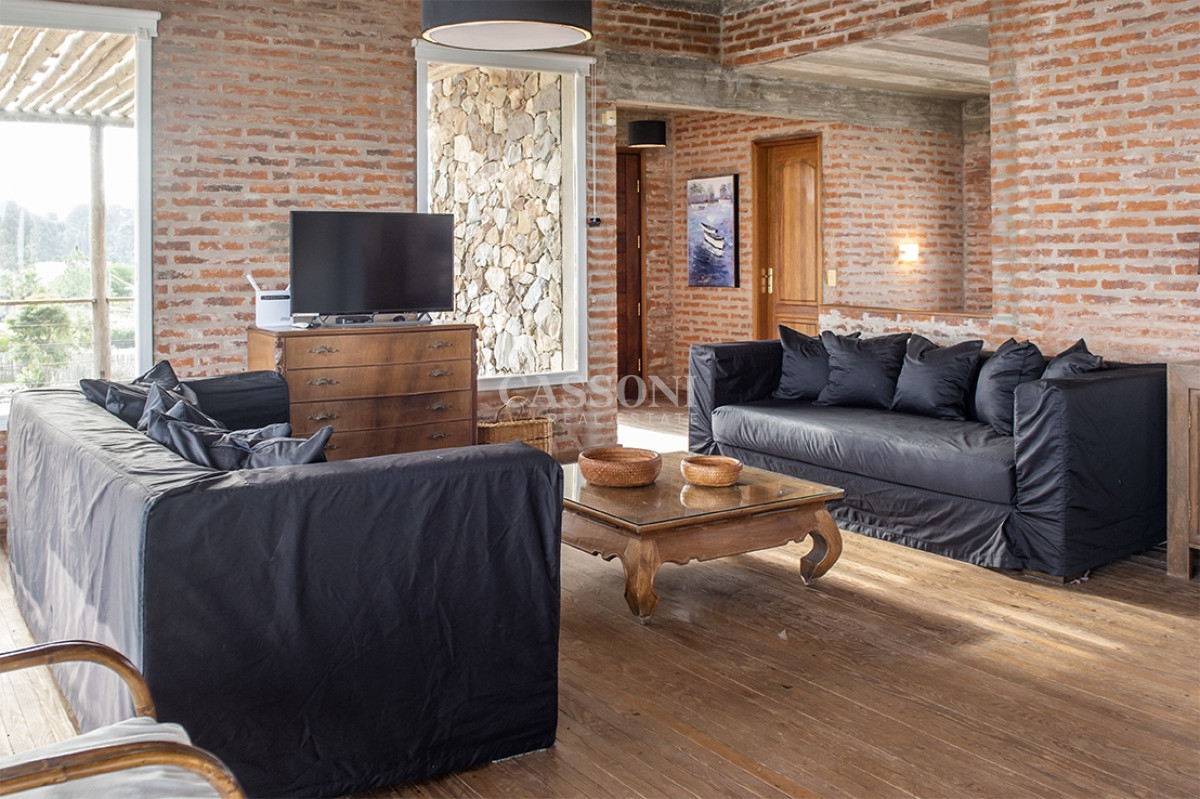 Casa ID.2424 - Casa en Venta de 4 dormitorios en Chihuahua , Punta del este 